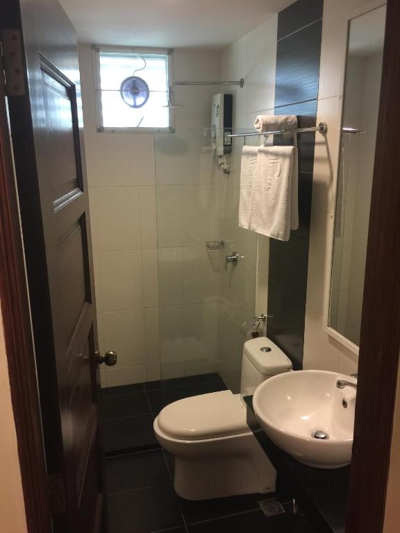 Koupelna v ubytování Premierz Hotel
