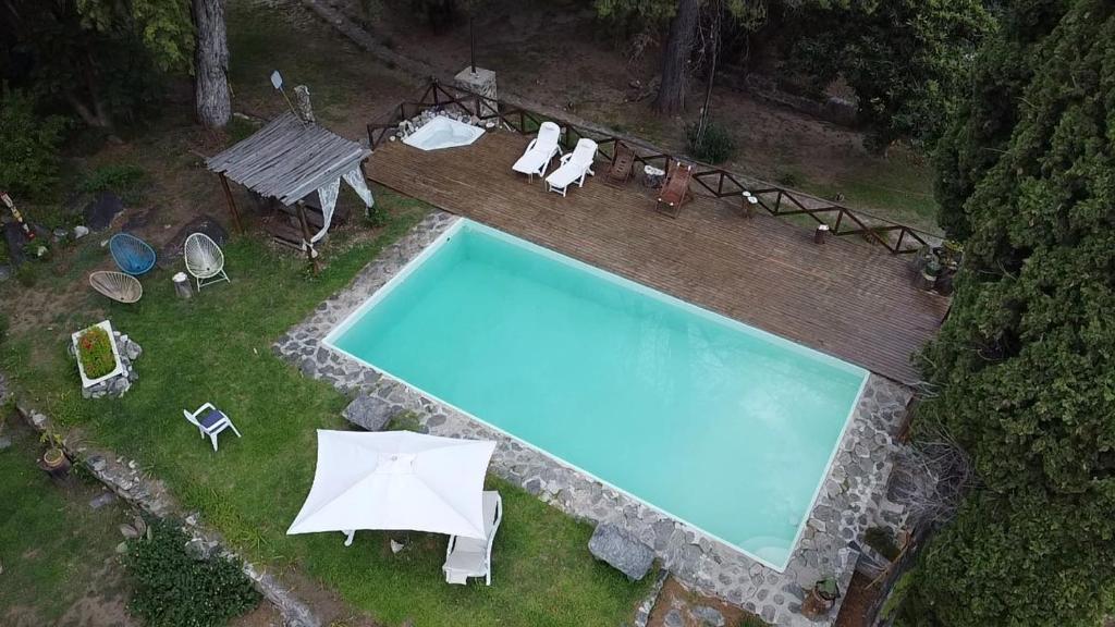 an overhead view of a swimming pool with chairs and umbrellas at cabañas spa el petrel in San Javier