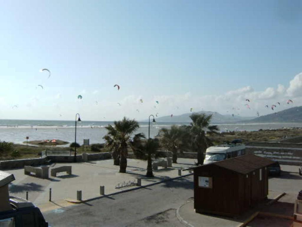 タリファにあるLivingtarifa La Tortuguitaの海上を飛ぶ凧