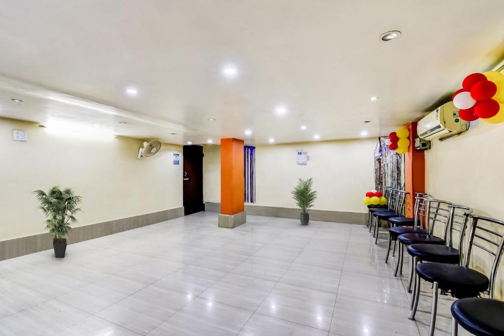 a banquet hall with chairs and tables in a room at Hotel O Lord Shiva in Bankipur