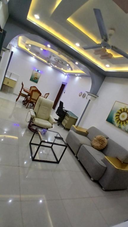 a living room with a couch and a table at Villa de 2 chambres in Porto-Novo