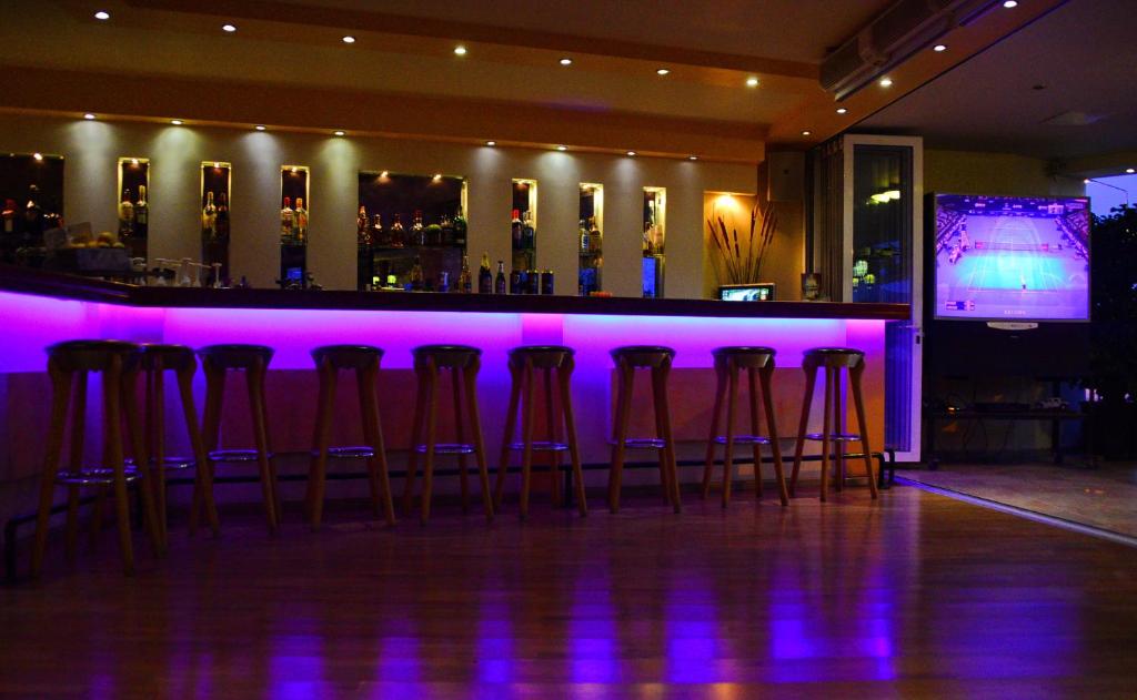 Kalathos Sun Hotelにあるラウンジまたはバー