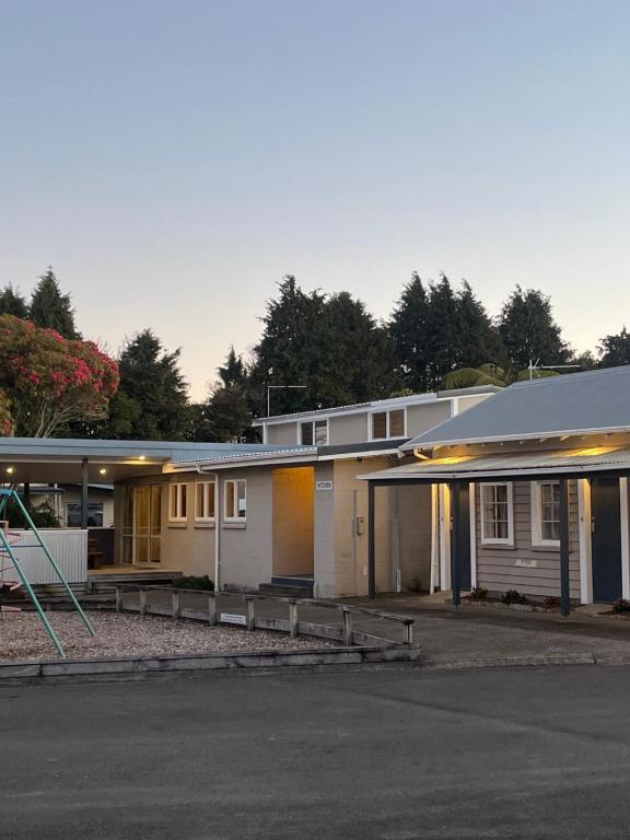 a couple of houses are sitting next to a street at Stratford Motel & Holiday Park in Stratford
