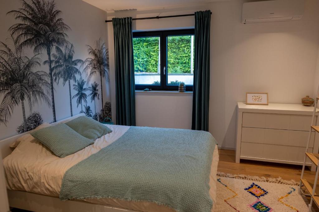 a bedroom with a bed and a window at Chez Simone Liège, bain nordique in Boncelles