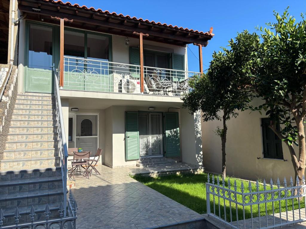 a house with a balcony and a patio at Agapis House in Káspakas
