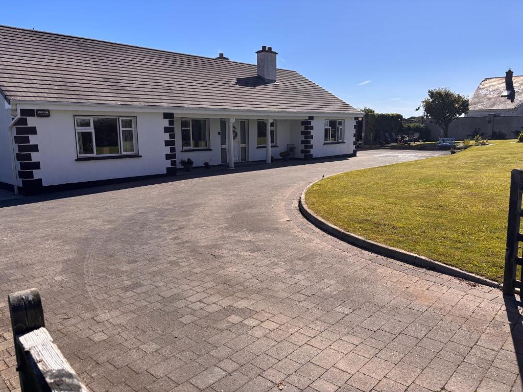 a house with a curvy driveway in front of it at Fiona's Country Accommodation in Murphyʼs Bridge