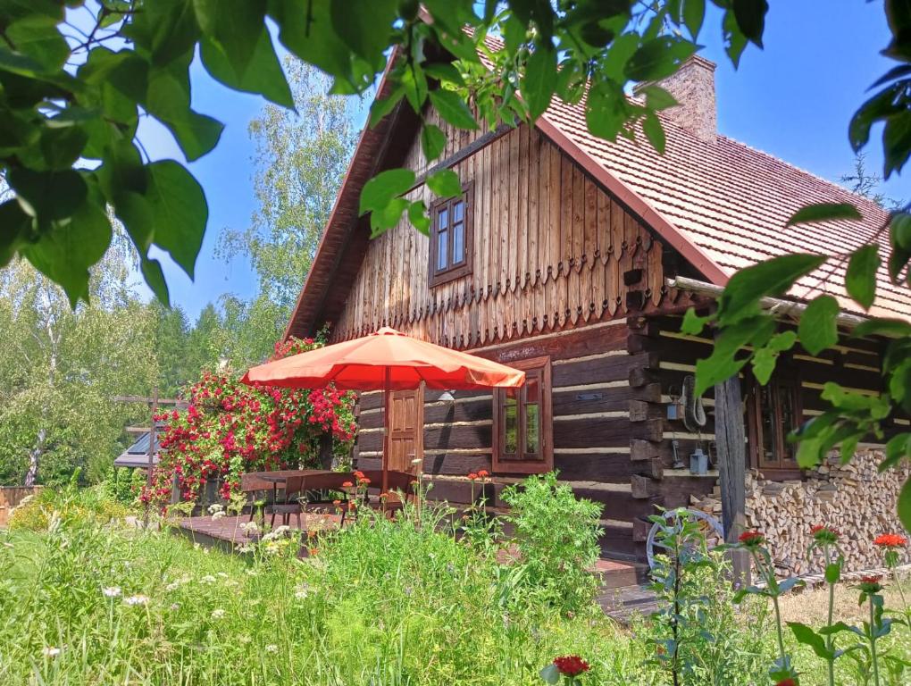 a house with an umbrella in front of it at Hriady in Wetlina