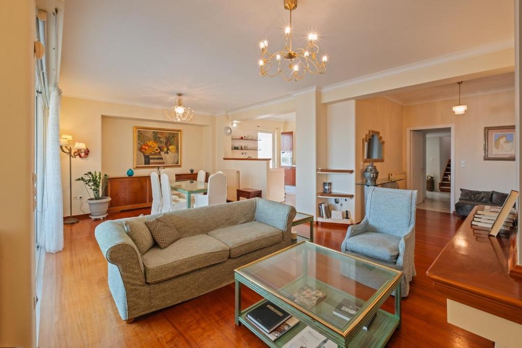 a living room with a couch and a glass table at Jenny's Appartment in Faraí