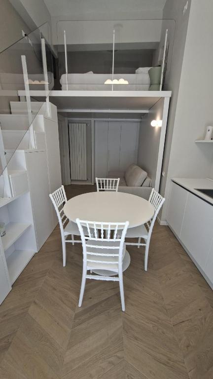 a dining room with a table and chairs in a room at Brizo in Termoli