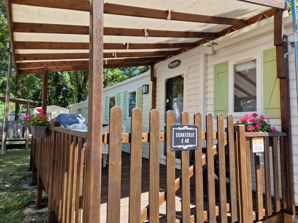 a wooden fence in front of a tiny house at Schatzele in Boofzheim