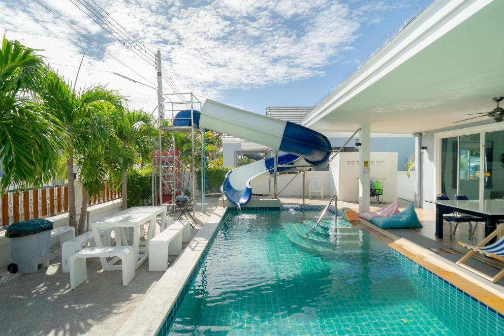 a pool with a slide and a water slide at พลอยพูลวิลล่า ชะอำ 1 Ploy Poolvilla Cha-am 1 in Cha Am