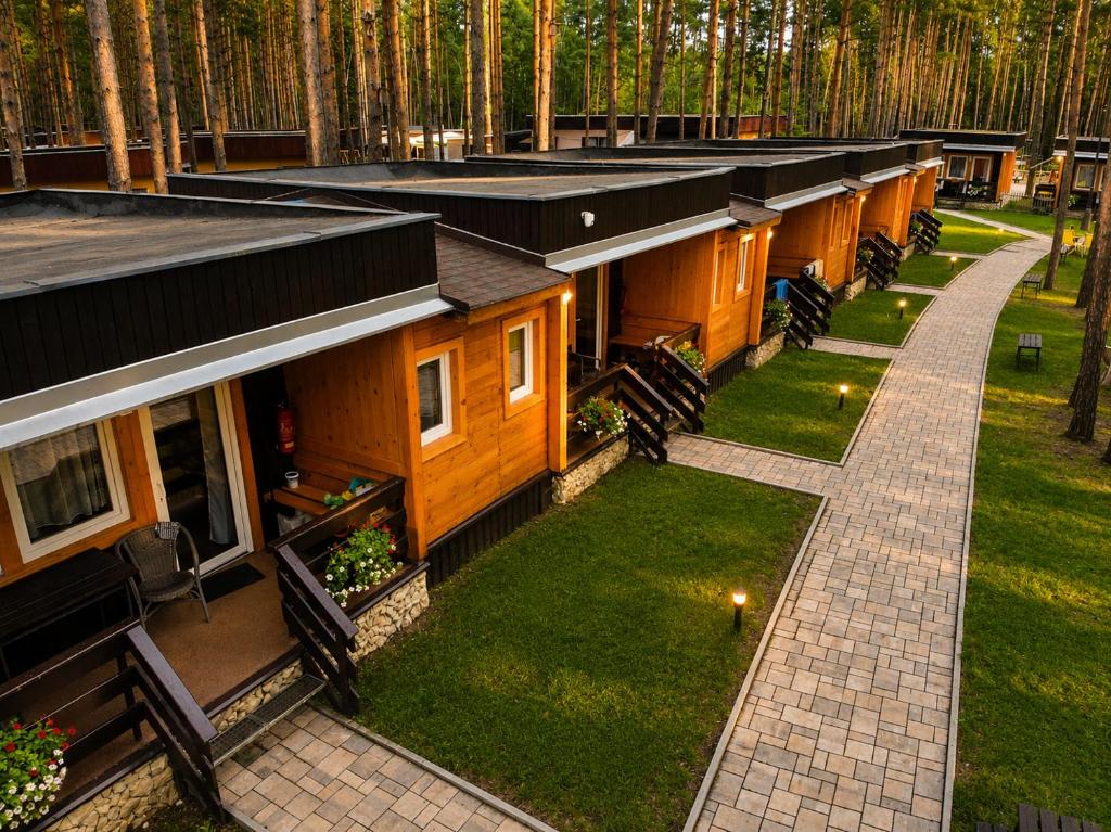 an overhead view of a row of cabins at Kemp Srdíčko in Doksy