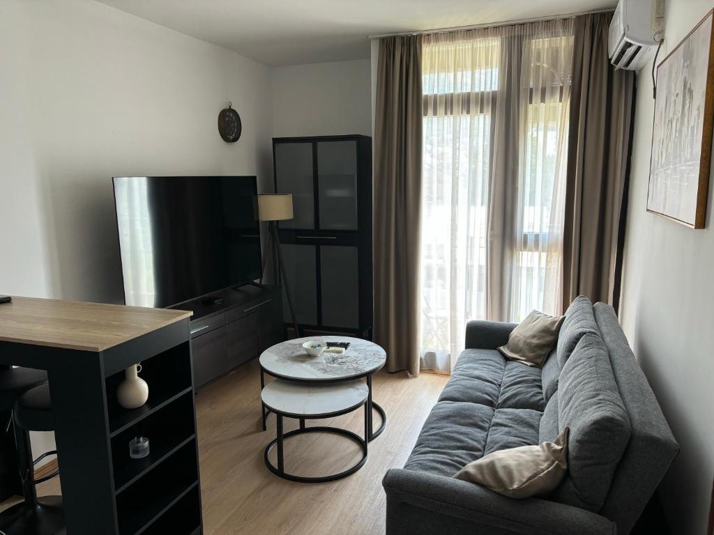 a living room with a couch and a flat screen tv at Bar holiday apartment Kastro in Bar