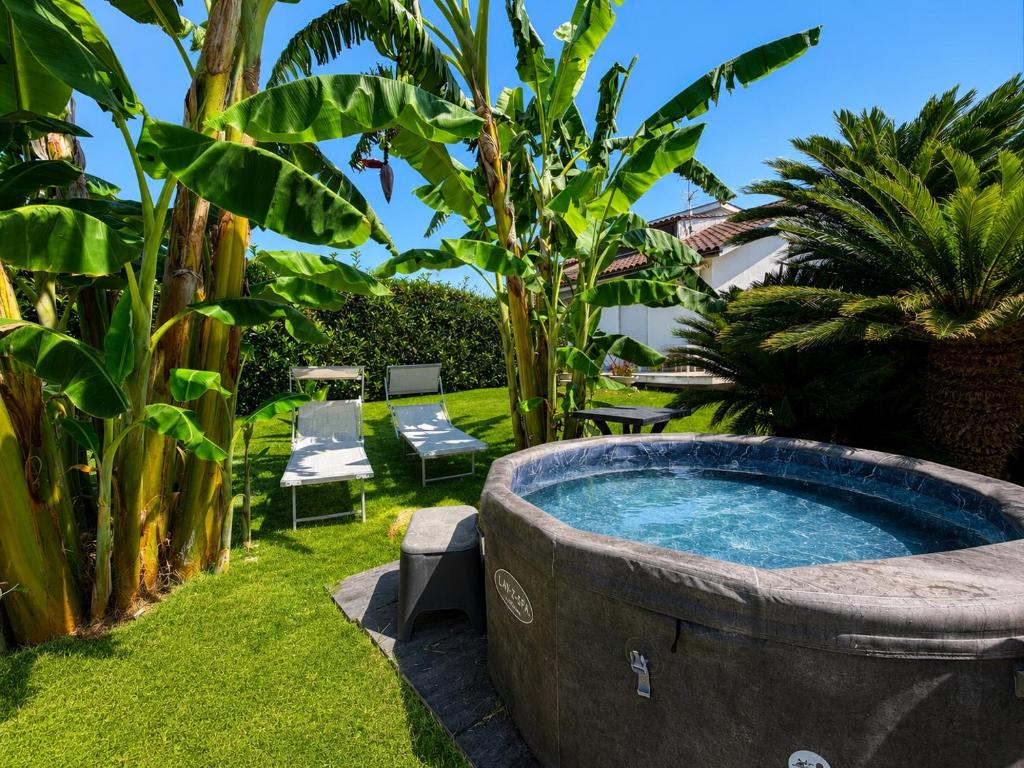 a large stone tub in a yard with plants at Loft Terracina in Terracina