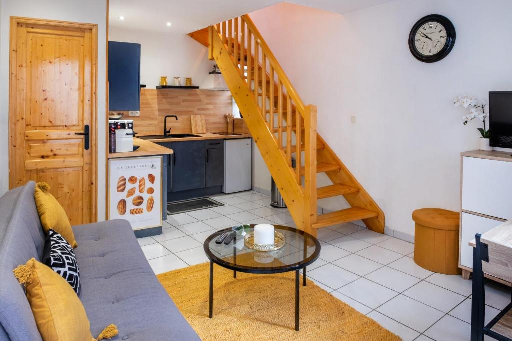 a living room with a couch and a table at le duplex de l'Hôtel de ville in Lourdes