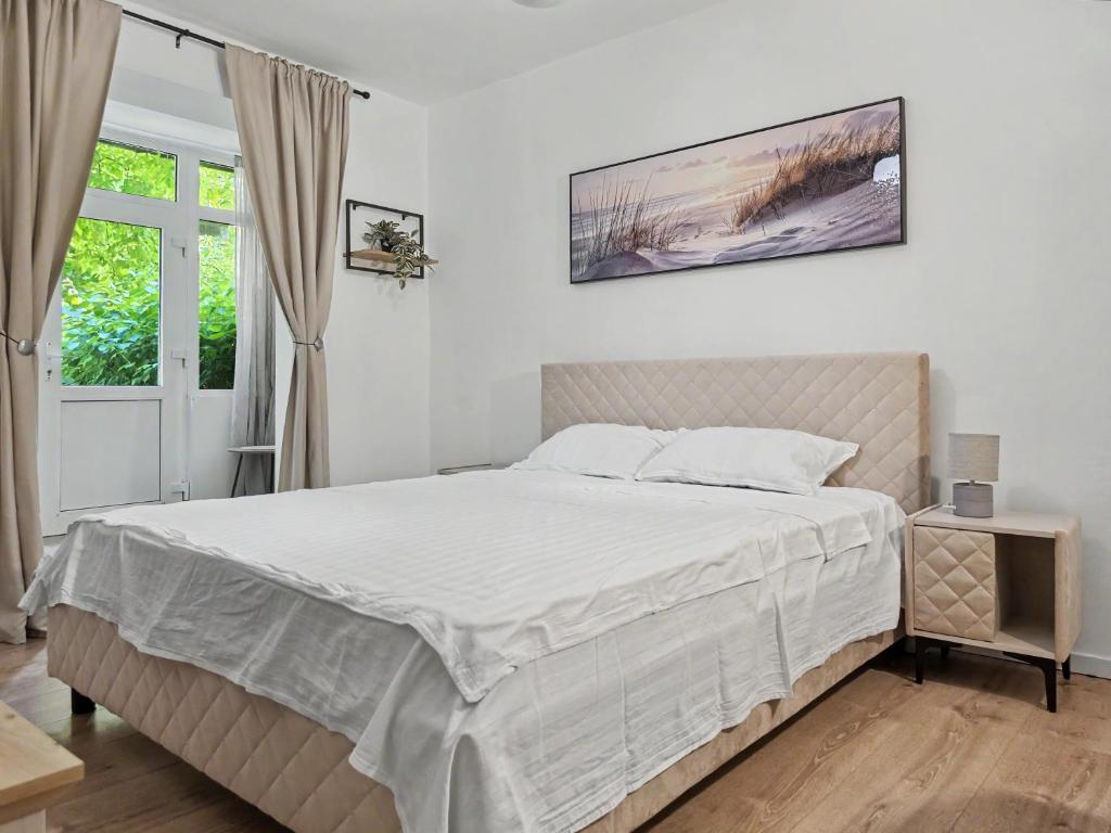 a bedroom with a large bed with white sheets at Konstanzer 3 - Spacious 2-Room Apt - Iulius Mall in Iaşi