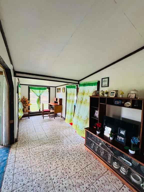 ein Wohnzimmer mit einem großen Raum mit einem Tisch in der Unterkunft Niusiladi in Taveuni
