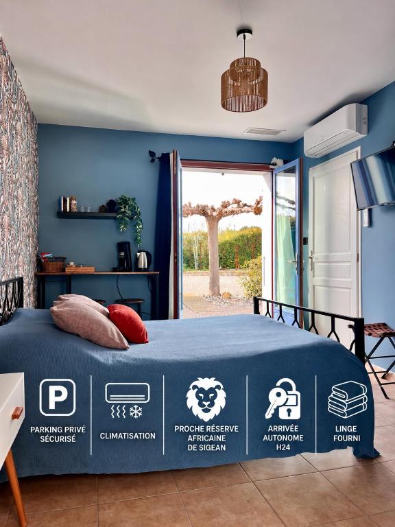 a blue bedroom with a bed with a blue wall at Suite Bleuet in Peyriac-de-Mer
