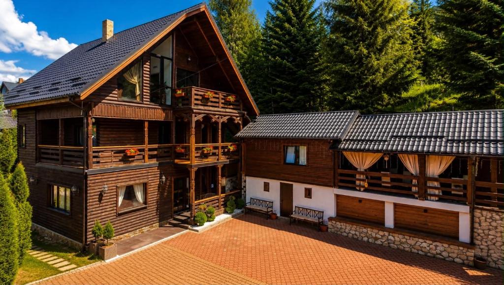 an aerial view of a wooden house at Wild Rose in Borşa