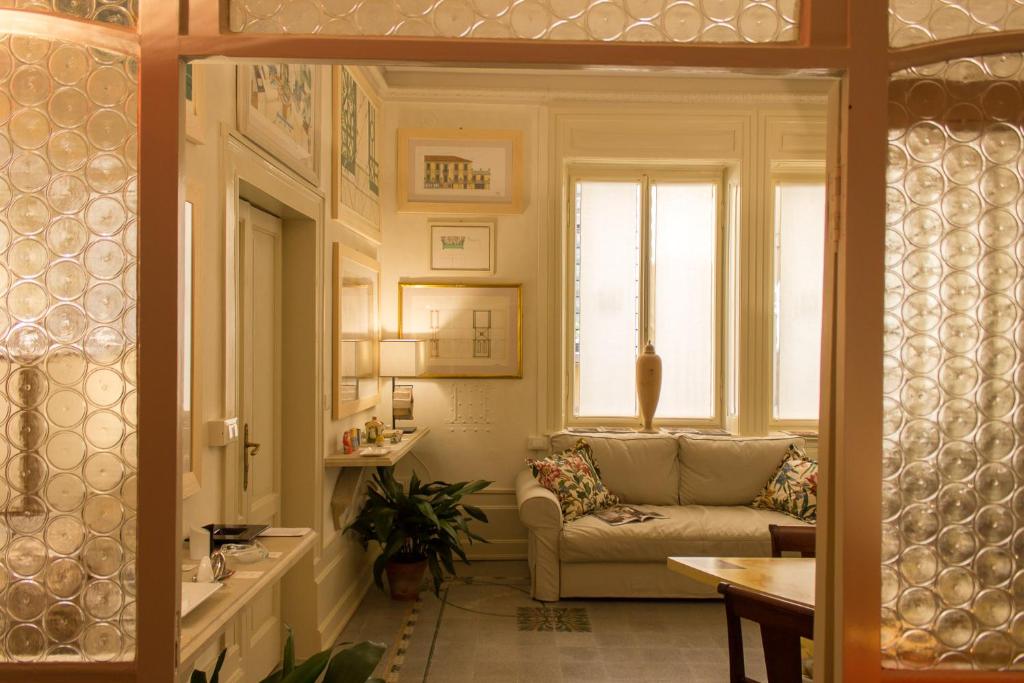 sala de estar con sofá y ventana en Casa dell'Architetto, en Mantua