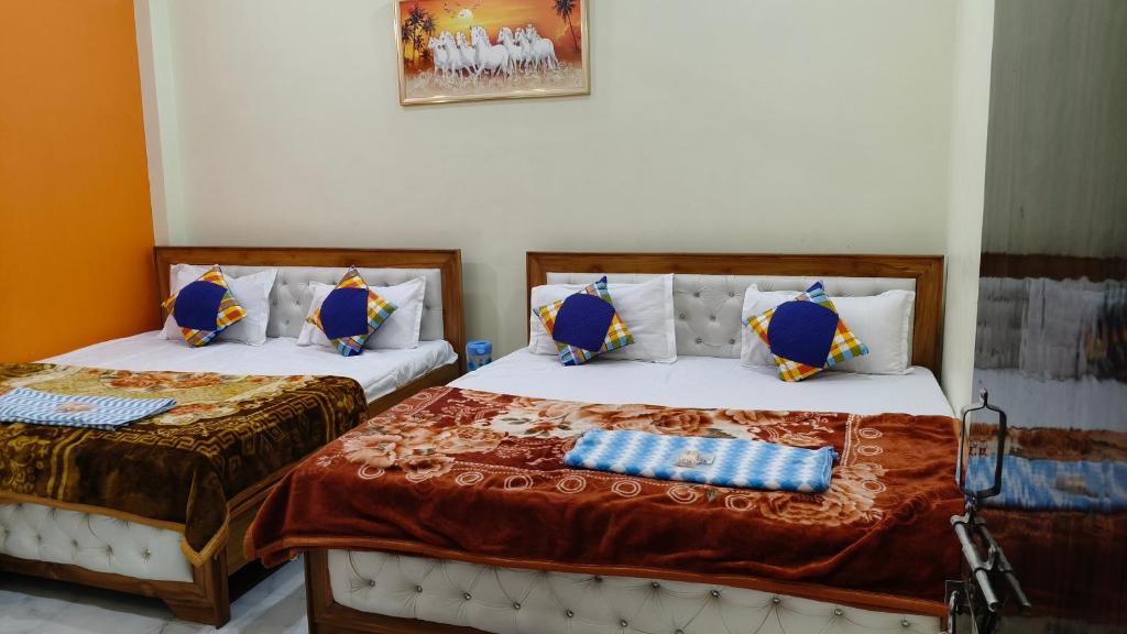 two beds sitting next to each other in a room at Sri Narayan Home Stay in Ayodhya