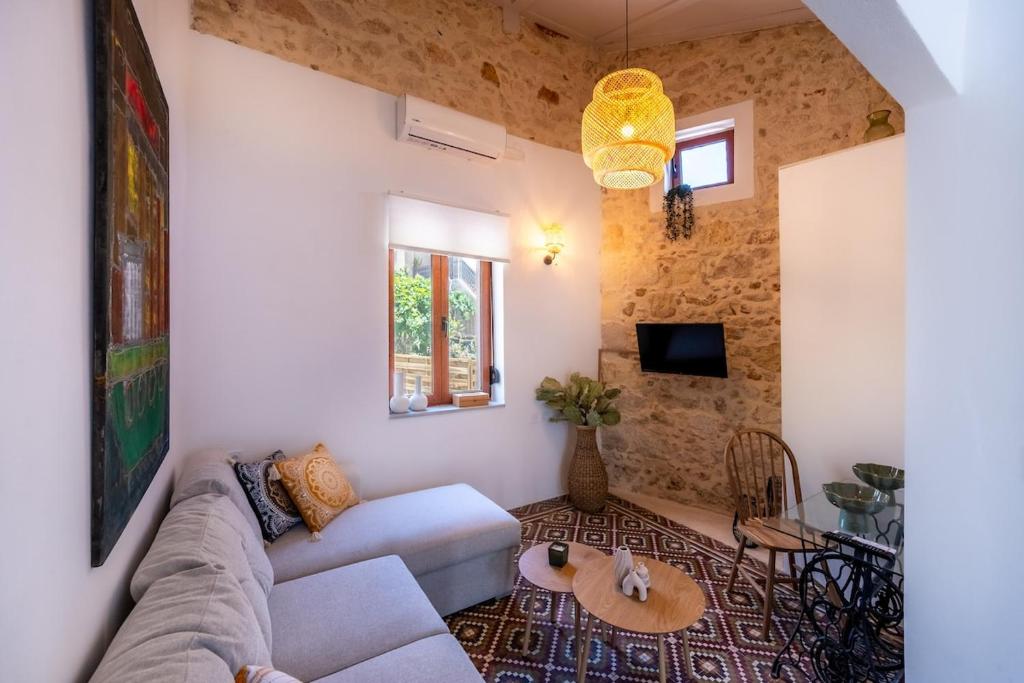Aliki house