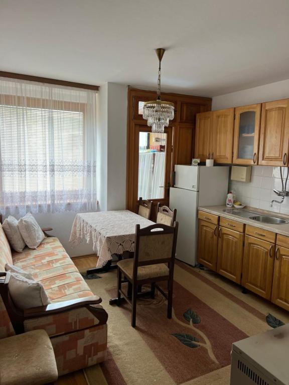 eine Küche mit Sofa und Tisch in einem Zimmer in der Unterkunft Travnik apartment in Travnik