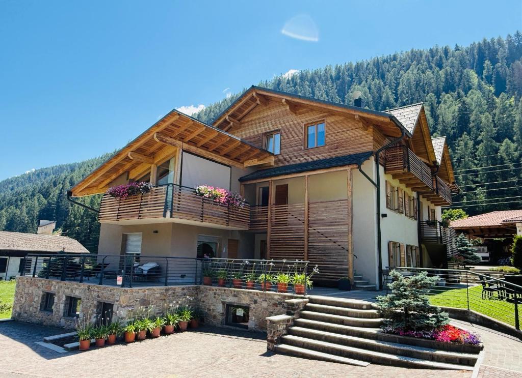 a house with a mountain in the background at Appartamento Clelia in Pellizzano