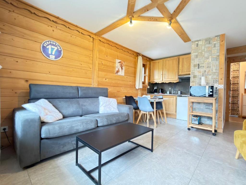 a living room with a couch and a table at Apparement cosy 4 personnes in Samoëns