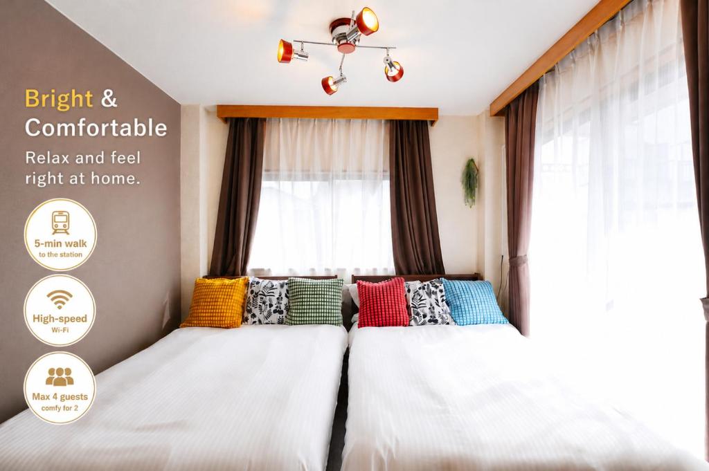 two beds in a bedroom with a window at Clair US Tokyo-Disney & Tokyo Sightseeing Base in Tokyo