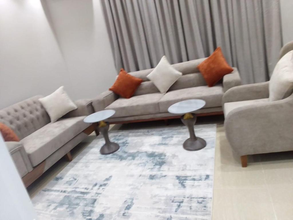 a living room with a couch and two chairs at شقق النخبة The Elite department in As Sayl aş Şaghīr