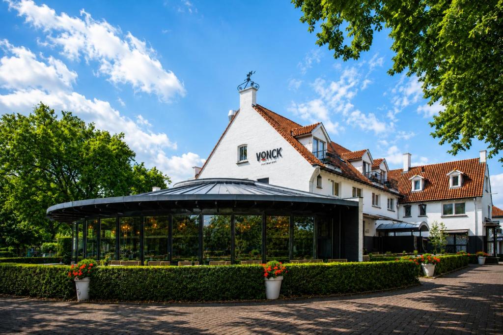 a building with a gazebo in front of it at Paping Hotel & Spa - Rest Vonck by Flow in Ommen