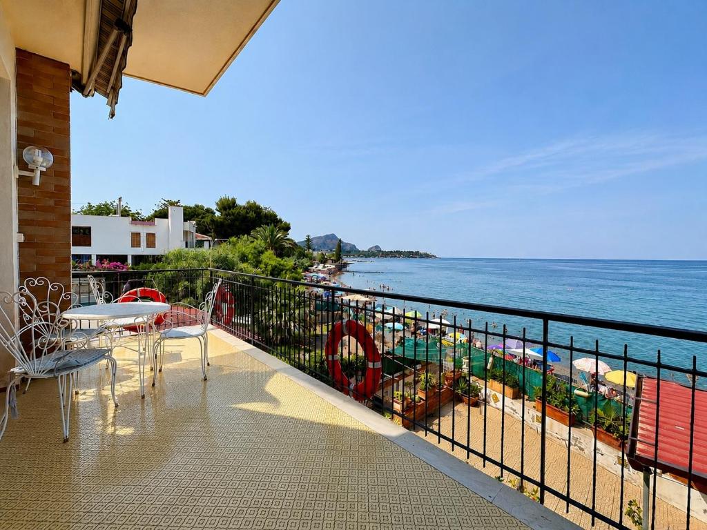 a balcony with a view of the beach and the ocean at Sea Pearl in Casteldaccia