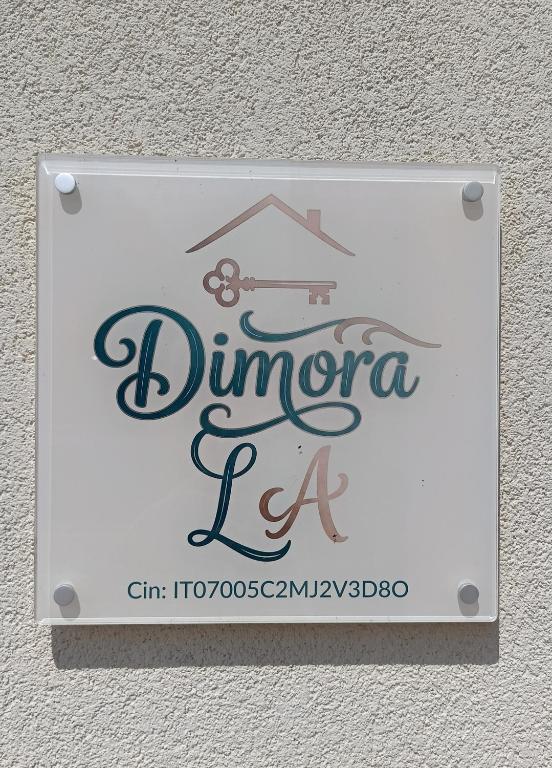 a sign for a dimora lac sign on a wall at Dimora L&A in Portocannone