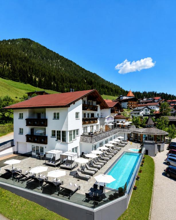 an aerial view of a hotel with a swimming pool at Berghotel Almrausch in Berwang