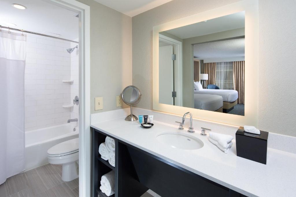 Crowne Plaza Melbourne-Oceanfront, an IHG Hotel - 