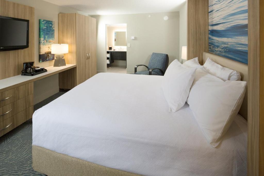Crowne Plaza Melbourne-Oceanfront, an IHG Hotel - 