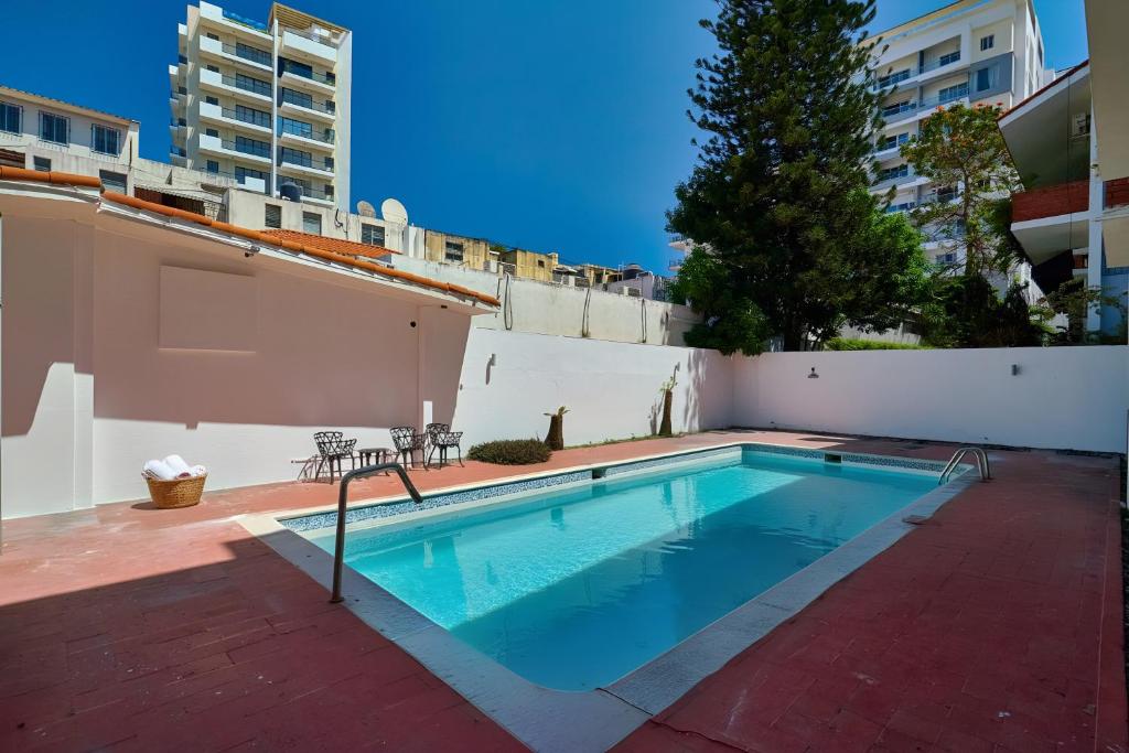 a swimming pool in the middle of a building at Roy Arias Suites & Residences in Santo Domingo