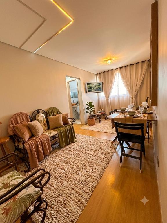 a living room with a couch and a table at Cantinho aconchegante in Londrina