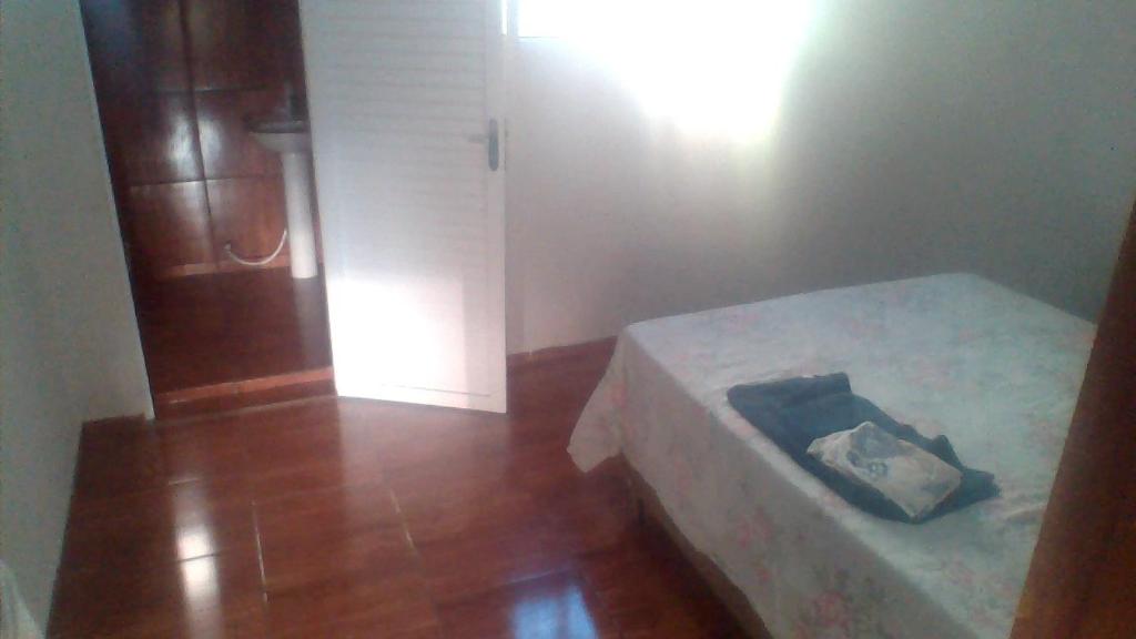 a room with a bed and a wooden floor at POUSADA Br381 in Extrema
