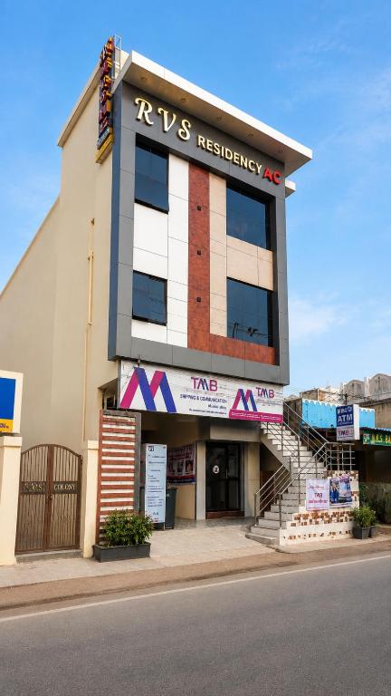 a building with a rips residencyasy sign on it at RVS Residency in Kāyalpattinam