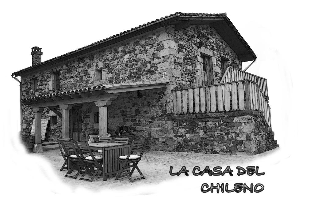 una foto en blanco y negro de una casa con mesa y sillas en La Casa del Chileno, en Liérganes