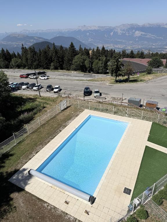 an overhead view of a swimming pool in a parking lot at Stud 4 Pers Roche Béranger piscine in Chamrousse