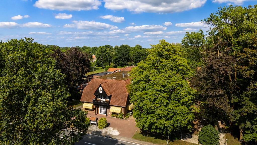 an overhead view of a house surrounded by trees at Hotel de Landmarke Ootmarsum in Groot-Agelo