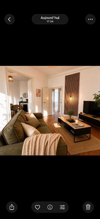 a living room with a couch and a coffee table at F4 Cosy Centre Moulins - 3 chambres lits doubles -idéal Famille & Séjour Pro in Moulins