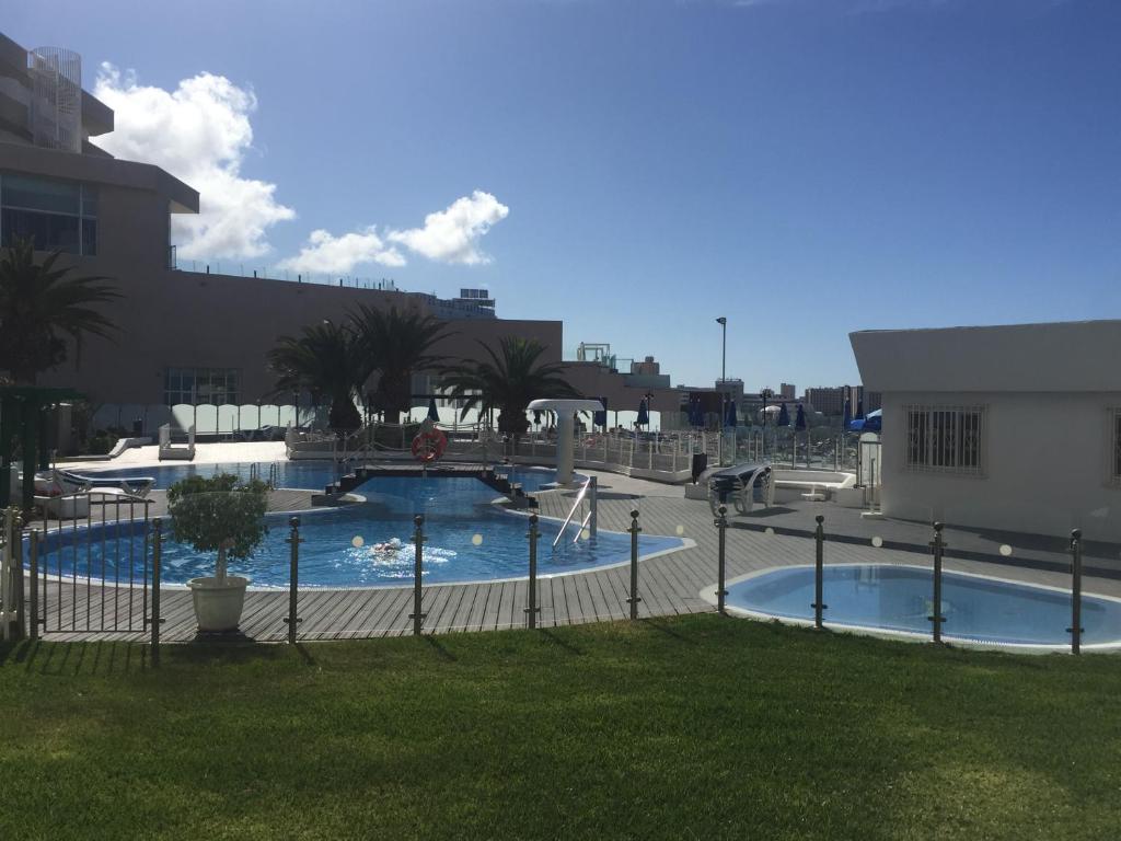 Bazén v ubytovaní Primera línea de mar ! Fantástico apartamento alebo v jeho blízkosti