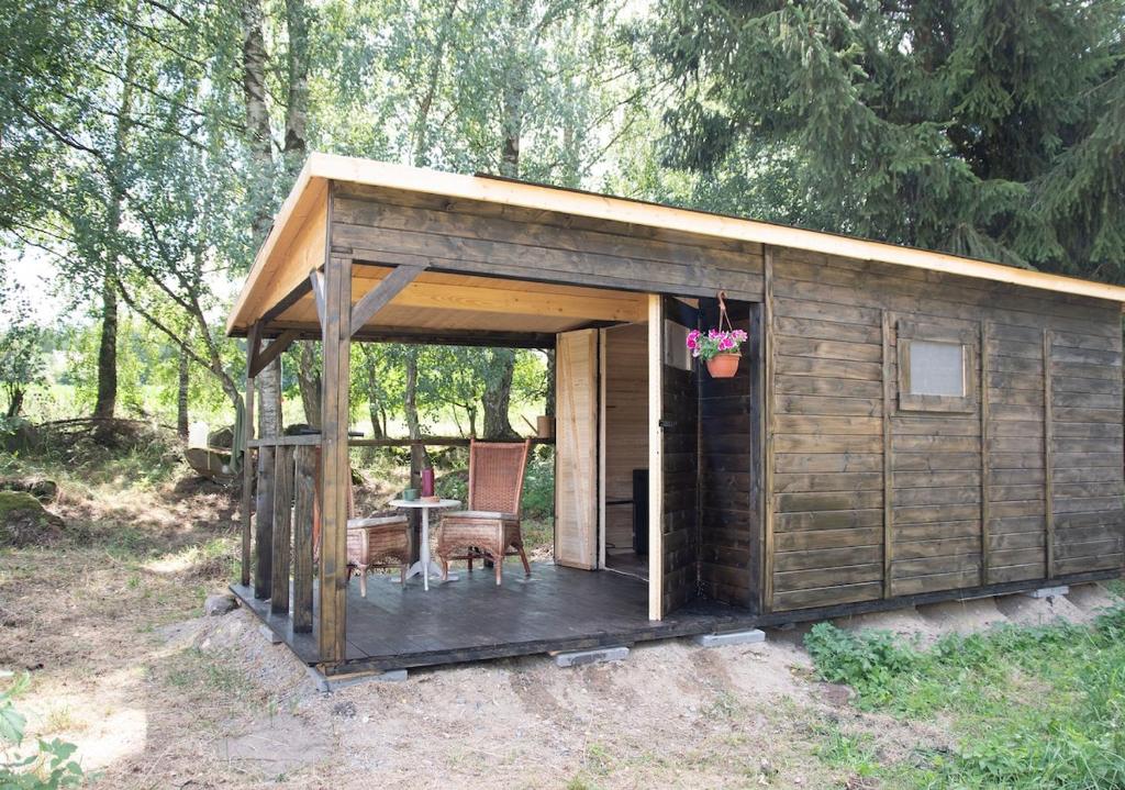 a small wooden shed with a table and a chair at Cottage in Remízek in Havlíčkŭv Brod