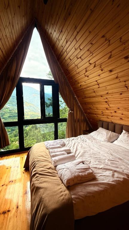 Un pat sau paturi într-o cameră la RONI House