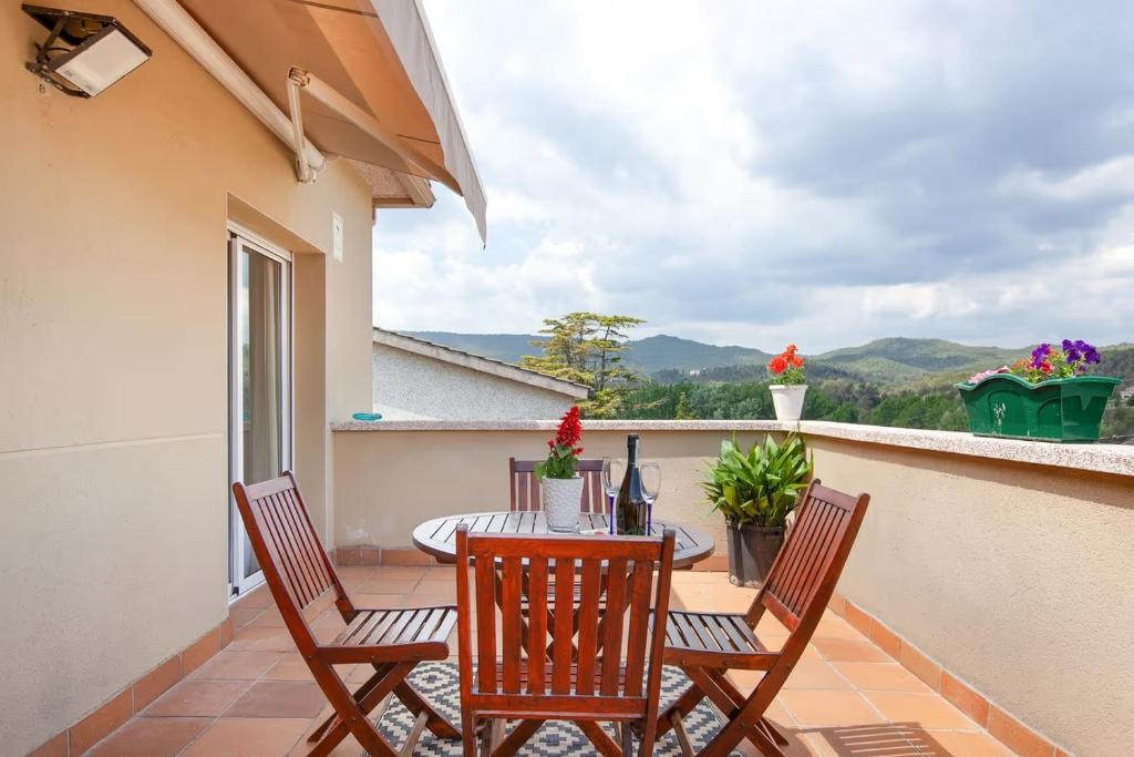 a patio with a table and chairs on a balcony at Casa ELPI in Guardiola