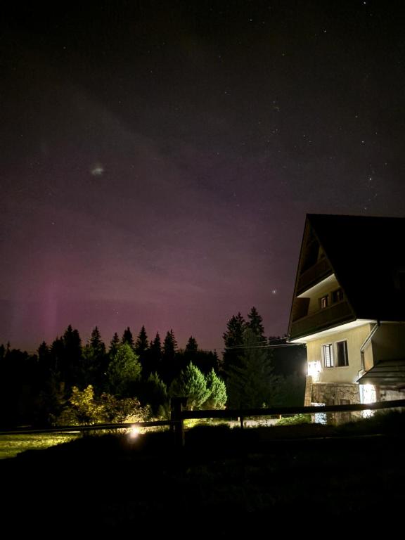 a house at night with the stars in the sky at Villa Szarotka in Dzianisz
